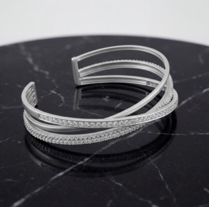 Bracelet jonc classique en argent 925 avec diamant de laboratoire Silver Cross, étincelant pour femme, idéal pour cadeau, mariage, fête, cérémonies religieuses - Product Image 5