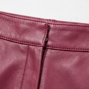Jupe crayon courte en similicuir bordeaux pour femme, style mini A-line, pour le bureau, en PU uni - Product Image 4