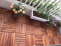 Plancher en acacia brossé carré, étanche et technique, à emboîtement moderne, pour balcon extérieur, terrasse ou bord de piscine