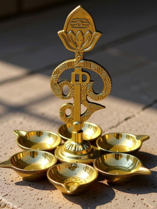 ชุดตะเกียงทองเหลืองพร้อมสัญลักษณ์โอม 7 ดวง ตะเกียงน้ำมันตกแต่งสำหรับพูจา พร้อมฐานวางตะเกียง ของตกแต่งบ้านสไตล์ศาสนาอินเดีย - Product Image 4