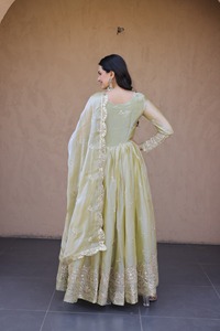 Dhwaja Export – Nouvelle tenue Anarkali moderne en soie pour femme, prête à porter, avec broderies et travail de sequins Zari, longueur ras du sol, idéale pour mariage/fête - Product Image 5