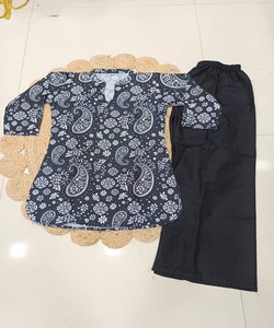 ชุดเสื้อท่อนบนพิมพ์ลายดิจิตอลผ้าเรยอนแฟนซีพร้อมกางเกงขายาวสีดำ รุ่น 84637 - Product Image 3