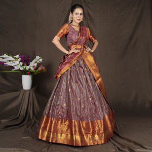 Lehenga Choli de Seda Banarasi con Motivos Tejidos, Borde Tradicional de Lujo, Blusa a Juego y Elegante Dupatta Festivo - Product Image 3