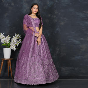 Conjunto de Lehenga Choli con Bordado de Hilo Detallado, Falda Acampanada, Blusa a Juego y Dupatta Transparente, Elegante para Ocasiones Especiales - Product Image 4