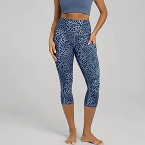 Capris de yoga taille haute pour femmes avec poches, legging capri athlétique non transparent pour l'entraînement et la course à pied avec effet ventre plat - Product Image 1