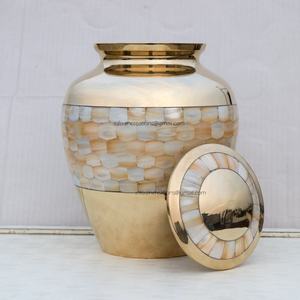 Urna de cremación de alta calidad, urnas de latón nácar para cenizas humanas con incrustaciones de fregona, urnas para cenizas hechas a mano de India - Product Image 5