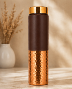 Botella de Agua de Cobre Martillado Hecha a Mano de Primera Calidad con Elegante Funda Marrón y Tapa Dorada, Botella para Beber de Cobre Puro Ayurvédico - Product Image 1