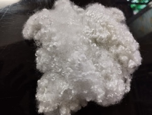 Fibres synthétiques creuses solides siliconées ignifuges Vikohasan, fabriquées à partir de fibres courtes de polyester recyclé GRS 7D 15D - Product Image 4