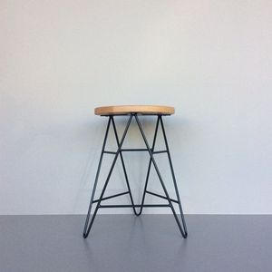 Tabouret en bois et fer forgé sur mesure, parfait pour les thèmes d'intérieur personnalisés et les aménagements de meubles industriels - Product Image 3