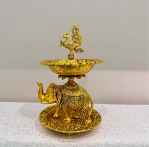 Lámpara de aceite Diya/Samai con acabado dorado, diseño de elefante real y pavo real, base de elefante intrincadamente detallada, hermoso pavo real hecho a mano, edición de otoño - Product Image 1