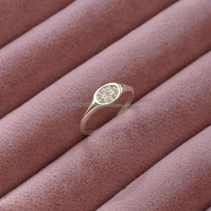 แหวนเพชรมอยส์ซาไนต์สำหรับผู้หญิงสำหรับวันเกิดของเธอแหวนเพชรแบบมินิมอลลิสต์ที่สวยงาม - Product Image 5