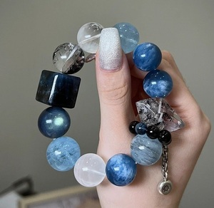 Bracelet élégant en résine de luxe avec un savoir-faire de qualité supérieure, une pièce de bijouterie raffinée pour les événements et célébrations spéciales - Product Image 2