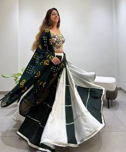 Lehenga traditionnel de créateur spécial Navratri en rayonne avec broderie motif Kali, blouse ornée de miroirs et dupatta imprimé Bandhani pour les fêtes - Product Image 3