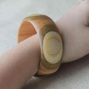 Bracelet en bois fait main écologique pour femmes, couleur bois naturel, personnalisable, à suspendre au mur, cadeau de mariage, fabriqué en Inde - Product Image 1