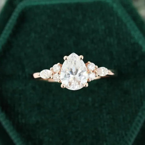Anillo de Moissanita para Mujer, Anillo de Compromiso con Corte de Pera Vintage, Anillo de 1 Quilate con Diseño Único al Mejor Precio - Product Image 4