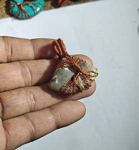 Vente en gros de bijoux en pierres précieuses naturelles, pendentifs en labradorite en forme d'arbre de vie, faits à la main et enveloppés de fil de cuivre - Product Image 2