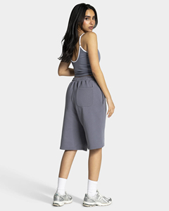 Shorts Bermuda Gris pour Femmes avec Ligne Contrastante, Poches, Taille Élastique, Tissu Respirant et Doux de Haute Qualité, Fabrication OEM ODM - Product Image 1