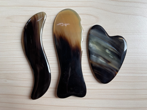 Planche de massage Gua Sha en corne de buffle naturelle pour femmes et hommes, outil traditionnel de massage corporel et de soin du visage - Product Image 1