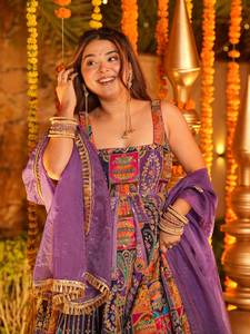 ชุดเดรส Anarkali ดีไซน์เนอร์ พร้อมกางเกงและผ้าคลุมไหล่ ลายพิมพ์ปักประดับอย่างสวยงาม หลากสี เหมาะสำหรับเทศกาลต่างๆ - Product Image 2