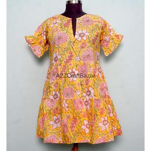 เดรสสั้นผู้หญิงผ้าฝ้ายถัก 100% คอวี แขนสั้น เอวสูง ทรงเอ พิมพ์ลายดอกไม้ดิจิทัล ซักได้ ระบายอากาศดี เหมาะสำหรับใส่ทำงาน - Product Image 1