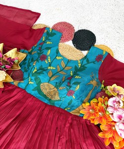 Robe de soirée élégante en mousseline de soie rouge, coupe trapèze, avec corsage brodé bleu sarcelle, manches longues, longueur ras du sol, taille naturelle, respirante DHANLAXMI DS31 - Product Image 2