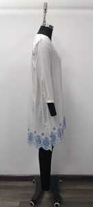 Robe midi en coton blanc avec broderie bleue, ourlet festonné, coupe ample, décontractée, manches trois quarts, col rond, pour tous les jours - Product Image 3