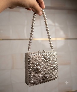 Sac à main F S INTERNATIONAL fait main, plaqué or, avec fermoir Kundan, orné de perles et de pierres en relief, avec chaîne dorée, idéal pour les mariages et les événements en extérieur - Product Image 5
