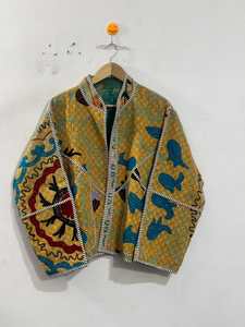 Veste courte jaune pour femme avec col montant, motif imprimé, surpiqûres contrastées, manches courtes - Product Image 3