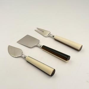 Magnifique ensemble de 3 couteaux à fromage en acier inoxydable faits à la main avec manche en résine pour servir le fromage au petit-déjeuner - Product Image 3