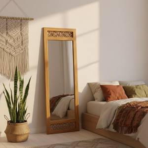 Miroir sur pied rustique surdimensionné entouré d'un cadre en bois épais, richement sculpté à la main avec des motifs floraux et de feuilles, en gros. - Product Image 3