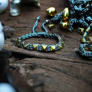 Nouveau design pierres précieuses de qualité supérieure hématite dorée petite pyramide Bracelets pyramide guérison bracelets réglables en gros - Product Image 4