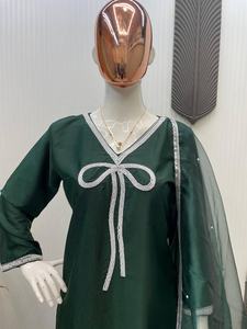 Salwar Kameez Farsi Exclusif de Créateur Moderne avec un Haut Orné de Quatre Belles Perles, en Crêpe et Organza à Séchage Rapide - Product Image 2