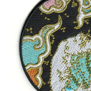 Parche Bordado Circular Termoadhesivo con Ondas, Nubes y Detalles Dorados sobre Fondo Negro, Insignia de Tela - Product Image 6
