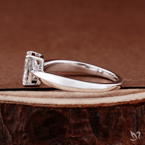 Anillo de compromiso moderno con diamante radiante de 1 quilate cultivado en laboratorio, diseño de tallo estrecho en oro blanco de 10K. - Product Image 2
