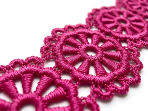 Encaje Guipur Floral Rosa Oscuro de 10 mm, Adorno de Lujo Ecológico 100% Poliéster, 20 Metros, para Accesorios para el Cabello, Costura y Manualidades - Product Image 2