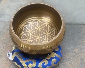 Bol chantant tibétain jaune pour la méditation et la guérison sonore - Product Image 1