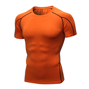 T-shirt de compression à manches courtes pour homme, généralement utilisé pour la course à pied ou les entraînements en salle de sport - Product Image 1