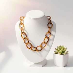 Collection de colliers en résine faits à la main, colliers chaîne statement modernes et colorés, bijoux longueur opéra - Product Image 4