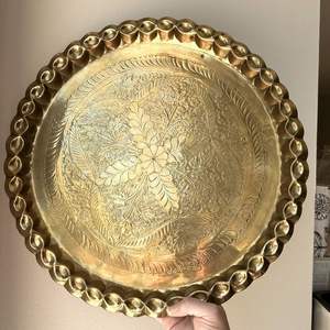 Elegante Bandeja de Servicio de Latón para una Mesa Sofisticada con Motivos Detallados, Construcción Robusta y Acabado Brillante - Product Image 3