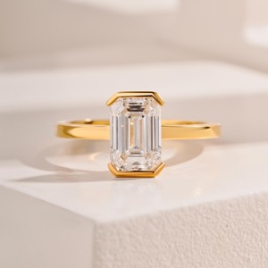 Anillo de Compromiso con Diamante Cultivado en Laboratorio con Corte Esmeralda, Diseño Elegante, en Oro Amarillo de 14K, Anillo de Diamantes Finos para Mujer - Product Image 1