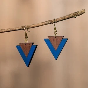 Boucles d'oreilles géométriques triangulaires en bois, combinaison de couleurs bleu et marron, style pendantes, bijoux artisanaux faits à la main - Product Image 2