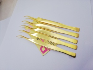 Pince à cils plaquée or en acier inoxydable, pince à logo personnalisé, pince professionnelle courbée en C pour extensions de cils. - Product Image 2