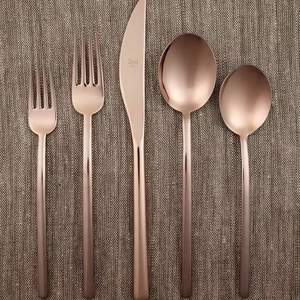 Cubertería decorativa de diseño exclusivo para presentaciones de mesa elegantes. - Product Image 1