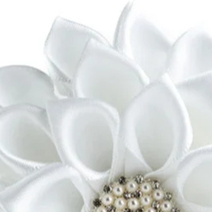 Broche de Flor de Perla Blanca, Elegante Pin Floral de Tela, Joyería para Mujer, Accesorio de Moda Premium con Diseño de Pétalos en Capas - Product Image 3