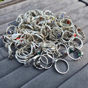 แหวนทองเหลืองคลาสสิกยอดนิยมสำหรับทุกเพศ ประดับพลอยธรรมชาติ เหมาะสำหรับวันเกิด วันครบรอบ โอกาสพิเศษ มีจำหน่ายทั่วโลก - Product Image 2