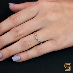 Anillo Minimalista de Moissanita Curvado con Diamantes de 1.10mm, 1.70mm, 2.00mm, Corte Redondo, Tipo Cluster, para Boda, Color D, VVS1, Oro Sólido de 18K - Product Image 5