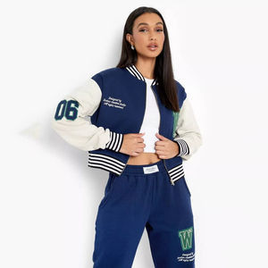 ผู้ผลิต OEM เสื้อแจ็คเก็ตวาร์ซิตี้ถักคุณภาพสูงสำหรับผู้หญิง ปรับแต่งได้ พร้อมฮู้ดและแพทช์ตกแต่ง เซ็กซี่ เหมาะสำหรับวิทยาลัยและงานปาร์ตี้ - Product Image 1