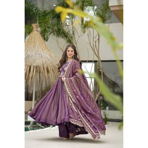 Vestido Salwar Kameez de Seda de Diseñador con Pantalón y Dupatta para un Look Festivo - Product Image 3