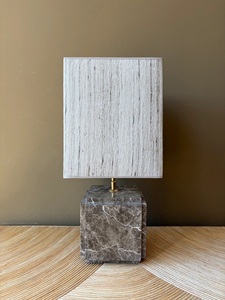 Lámpara de Mesa de Mármol Premium Diseñada con Patrones Contemporáneos Distintivos, Construcción Duradera e Iluminación Equilibrada - Product Image 4