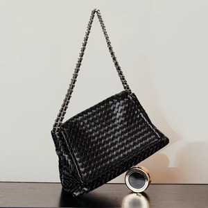 Bolso de Hombro de Cuero Genuino Tejido Vintage Premium para Mujer, Elegante Bolso de Mano Artesanal con Solapa y Correa de Cadena Plateada - Product Image 3